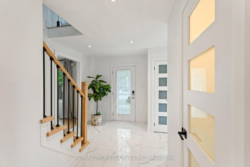 6031 Edenwood Mississauga,ON L5N 2Y6 — Photo 9