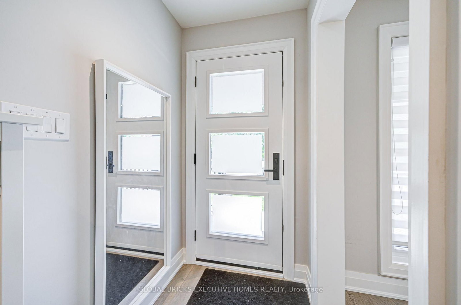 6 Cardigan Road • Toronto, ON photo 3