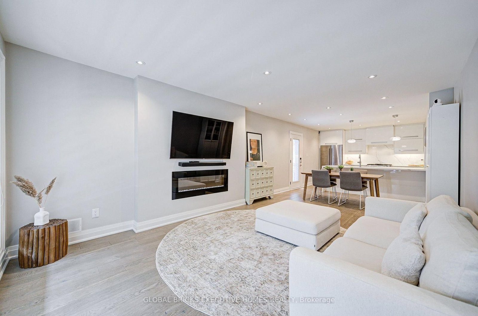 6 Cardigan Road • Toronto, ON photo 4