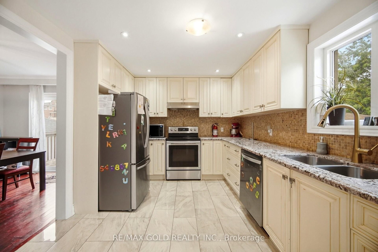 352 Maple Leaf Drive • Toronto, ON photo 8