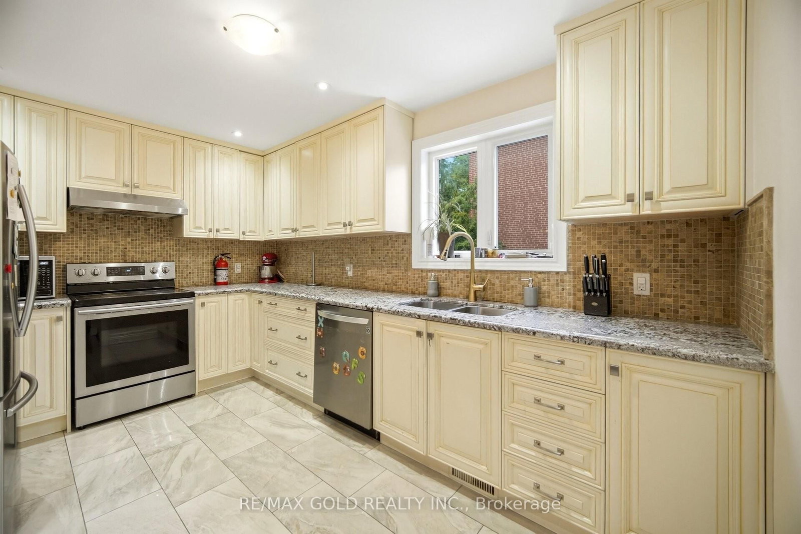 352 Maple Leaf Drive • Toronto, ON photo 9