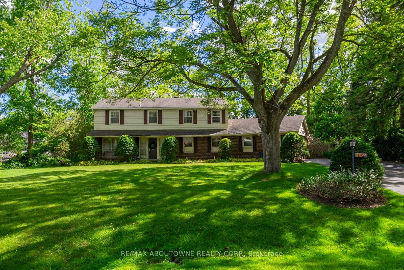 142 Abbey Court • Oakville, ON photo 2