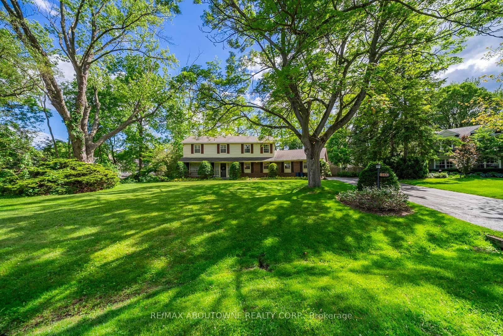 142 Abbey Court • Oakville, ON photo 3