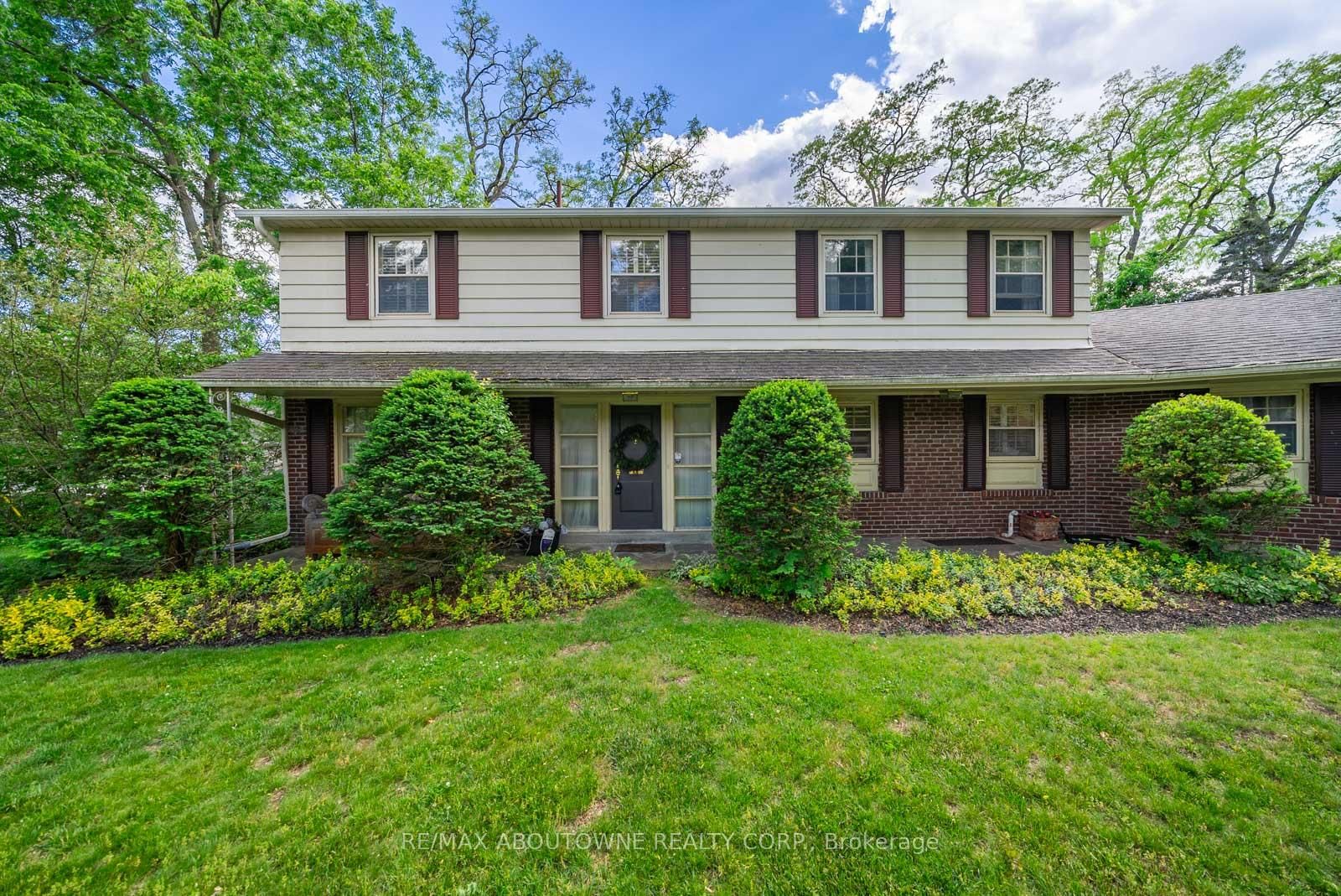 142 Abbey Court • Oakville, ON photo 5