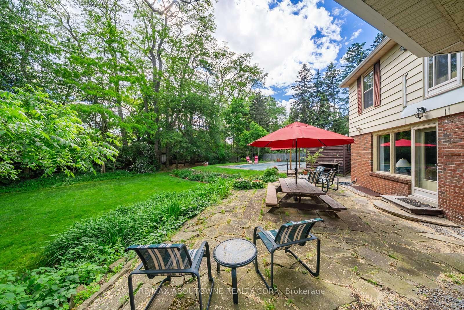 142 Abbey Court • Oakville, ON photo 6