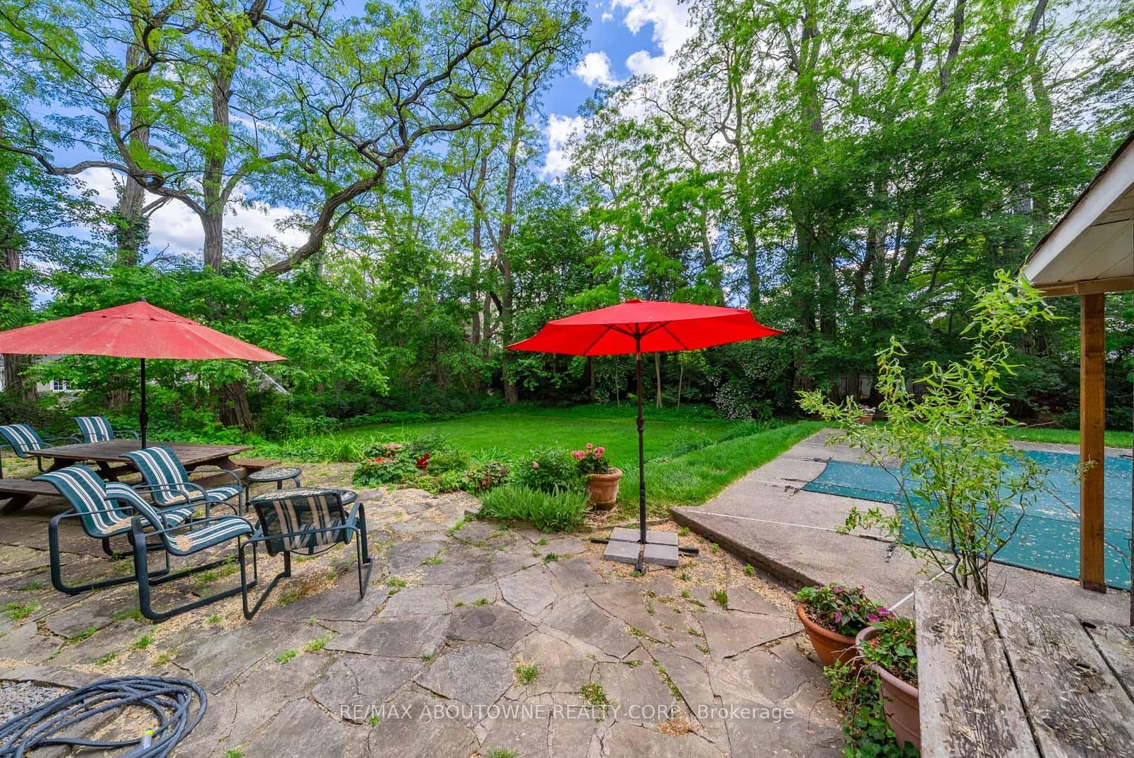 142 Abbey Court • Oakville, ON photo 8