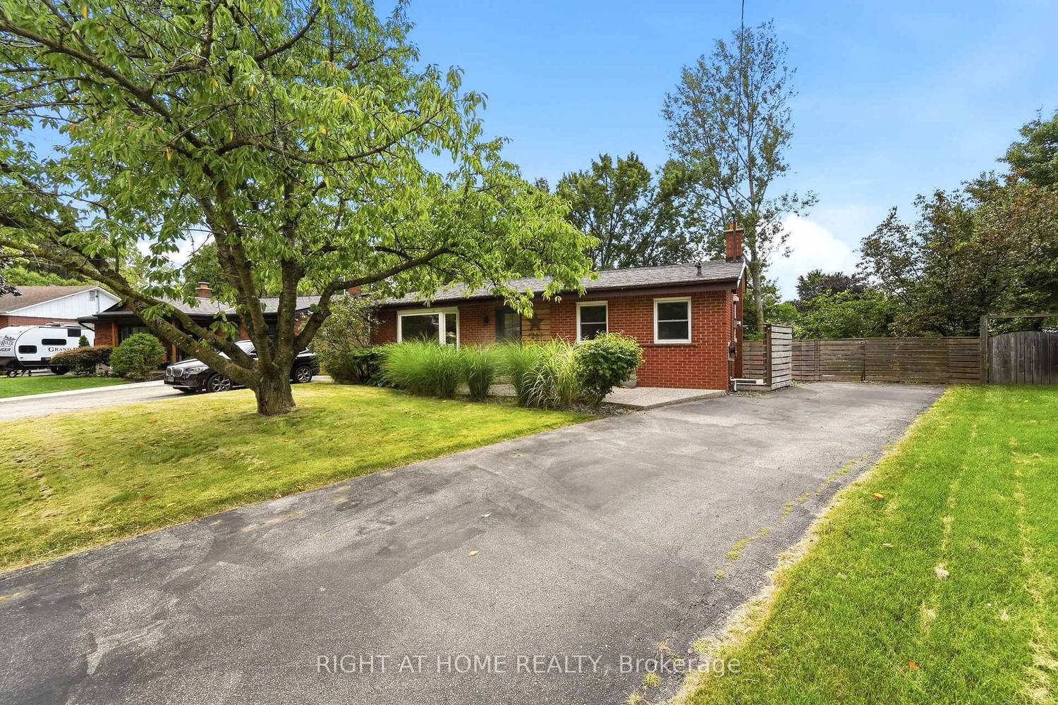 1244 De Quincy Crescent • Burlington, ON photo 2
