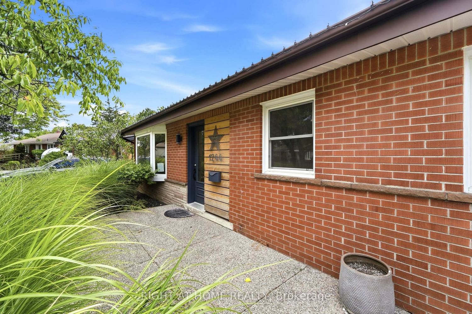 1244 De Quincy Crescent • Burlington, ON photo 3