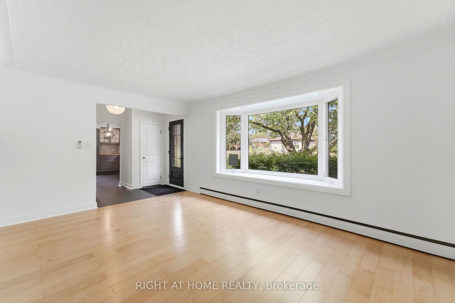 1244 De Quincy Crescent • Burlington, ON photo 5