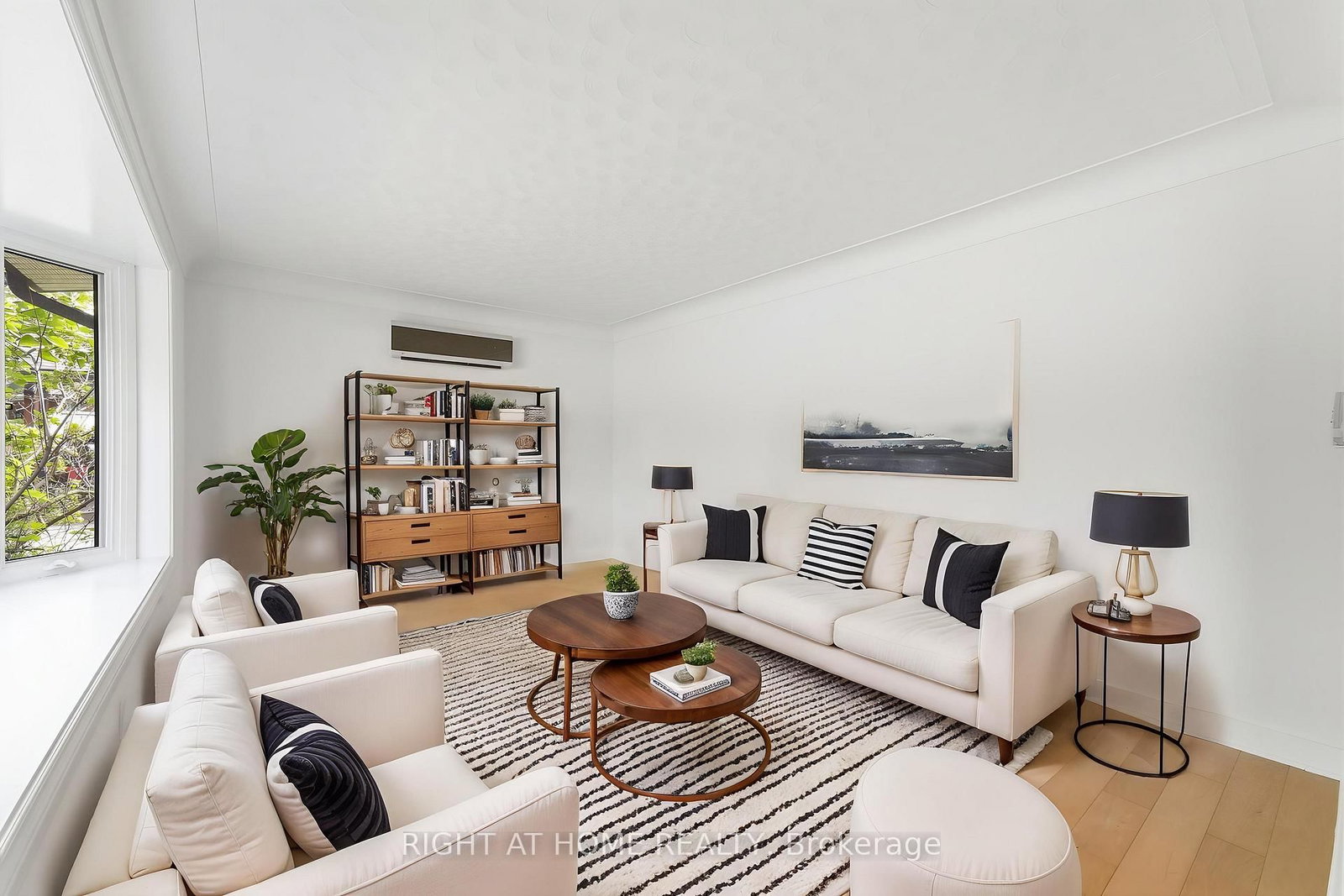 1244 De Quincy Crescent • Burlington, ON photo 6