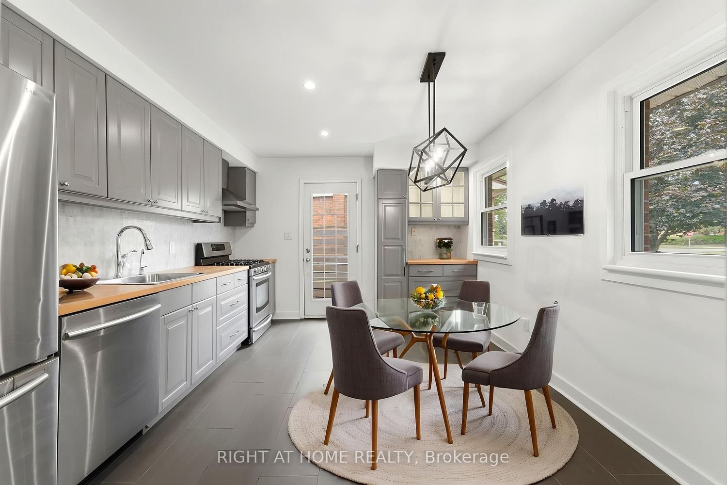 1244 De Quincy Crescent • Burlington, ON photo 8