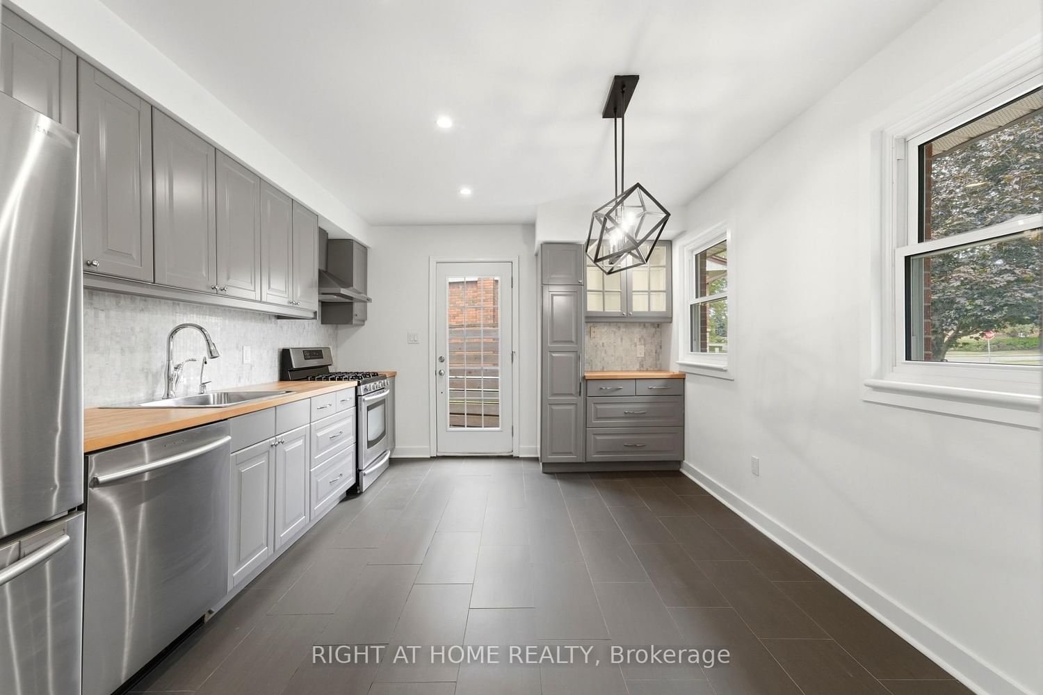 1244 De Quincy Crescent • Burlington, ON photo 9