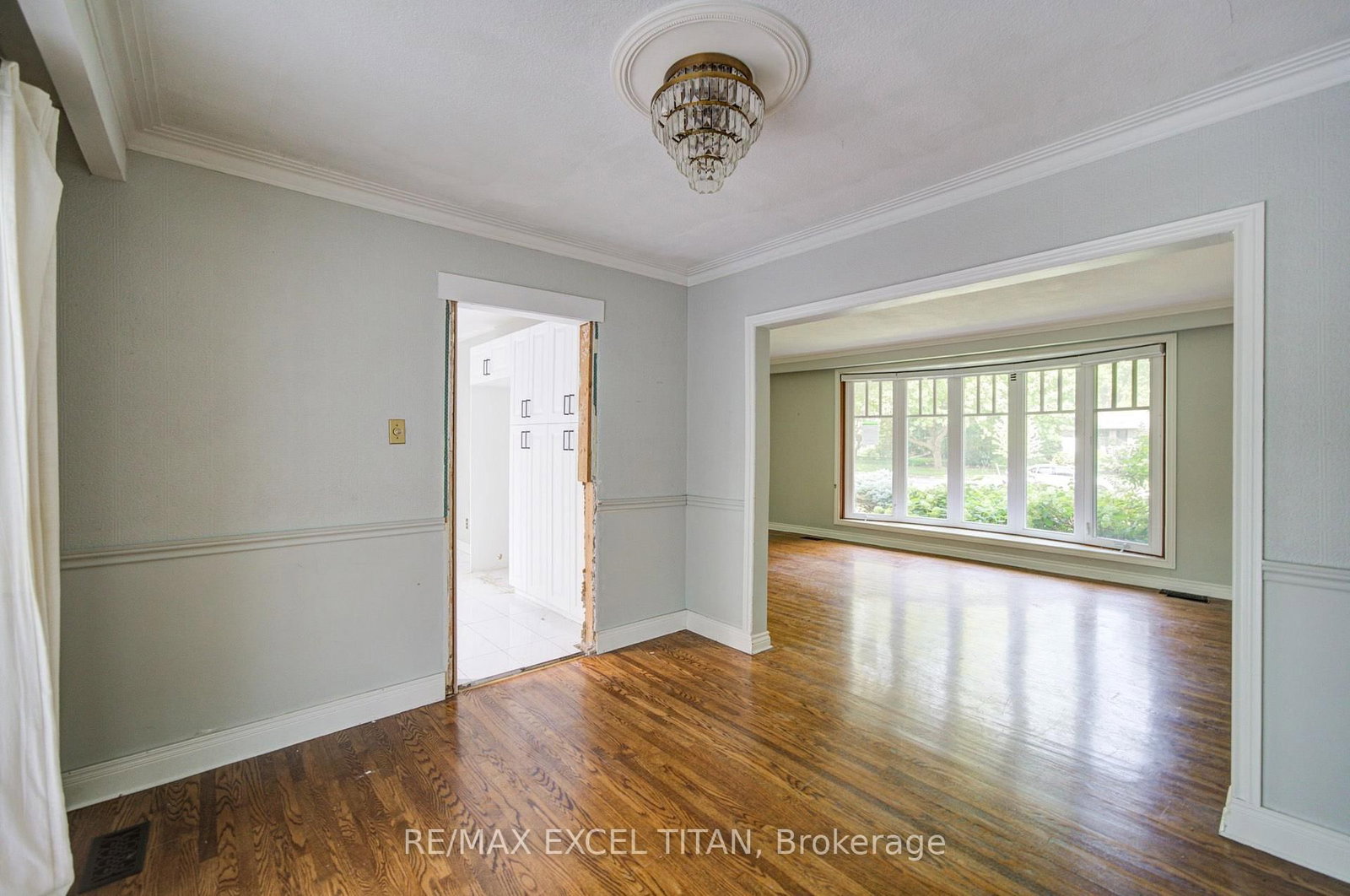 1566 Venetia Drive • Oakville, ON photo 8
