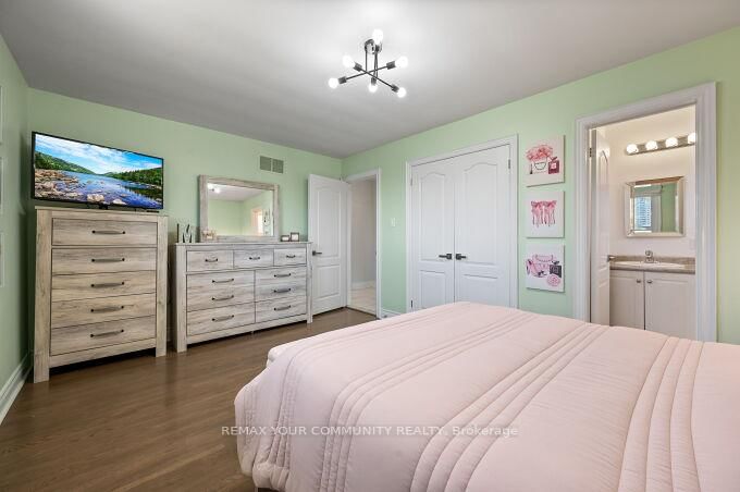 19 Hamer Boulevard • Toronto, ON photo 17
