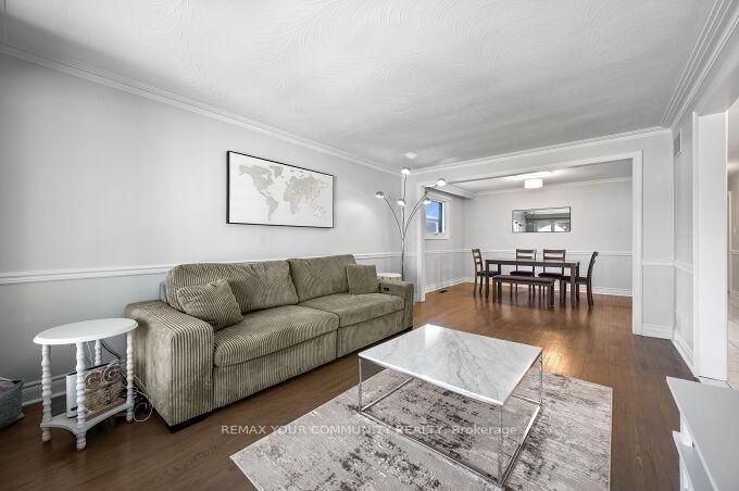 19 Hamer Boulevard • Toronto, ON photo 8