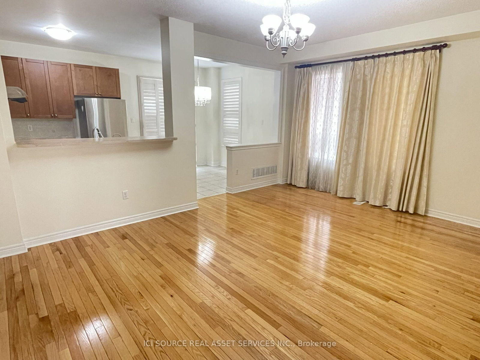 Upper-646 Coach Dr, Mississauga, view 3