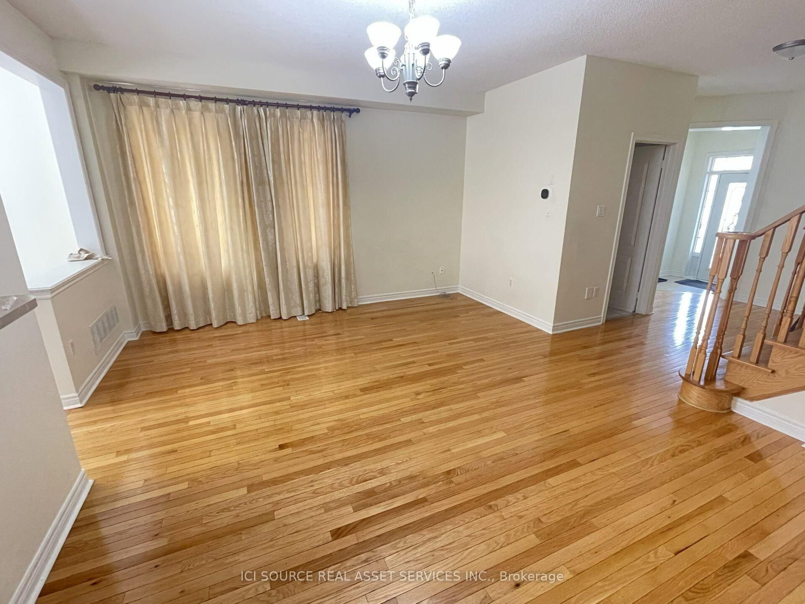 Upper-646 Coach Dr, Mississauga, view 4