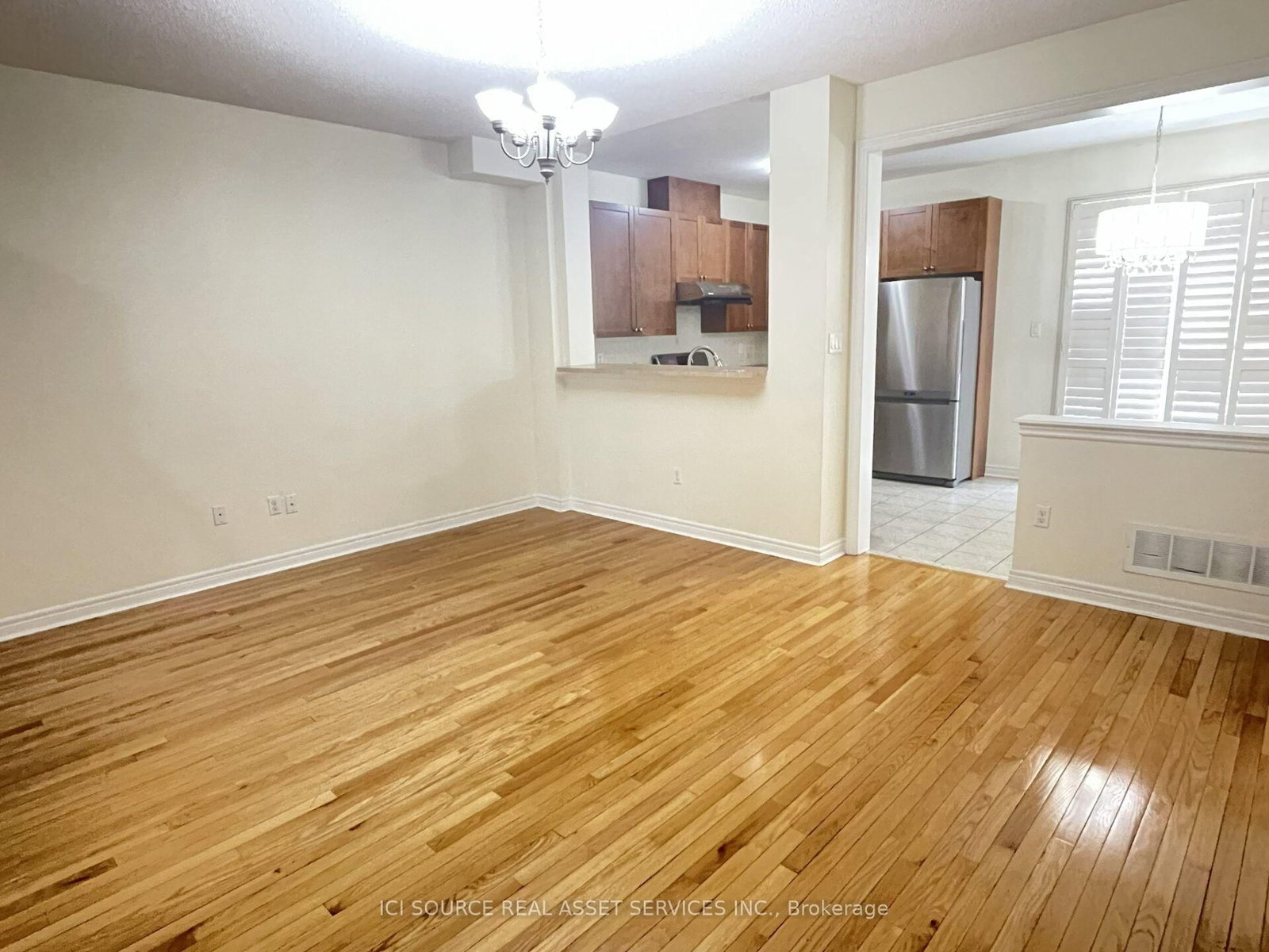 Upper-646 Coach Dr, Mississauga, view 5