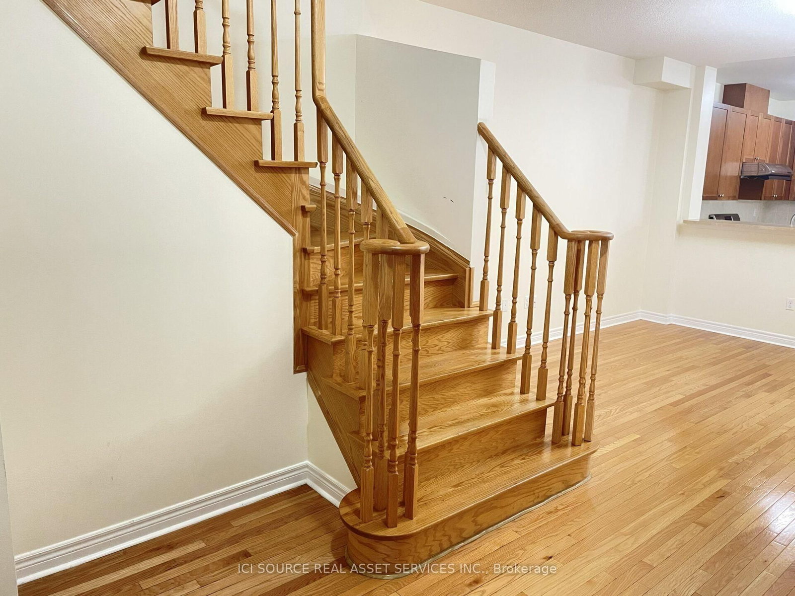 Upper-646 Coach Dr, Mississauga, view 8