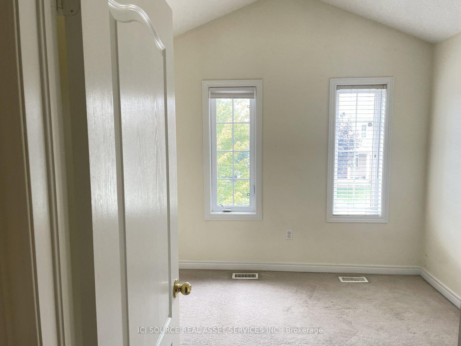 Upper-646 Coach Dr, Mississauga, view 9