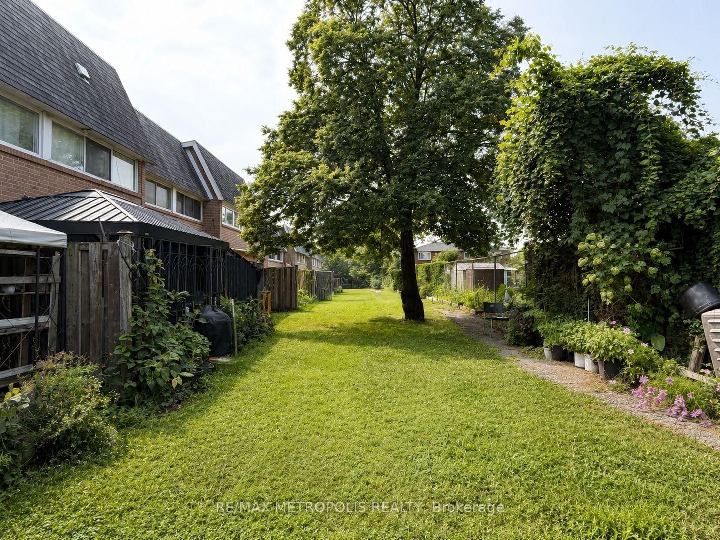 24 Enclave Mews • Toronto, ON photo 4