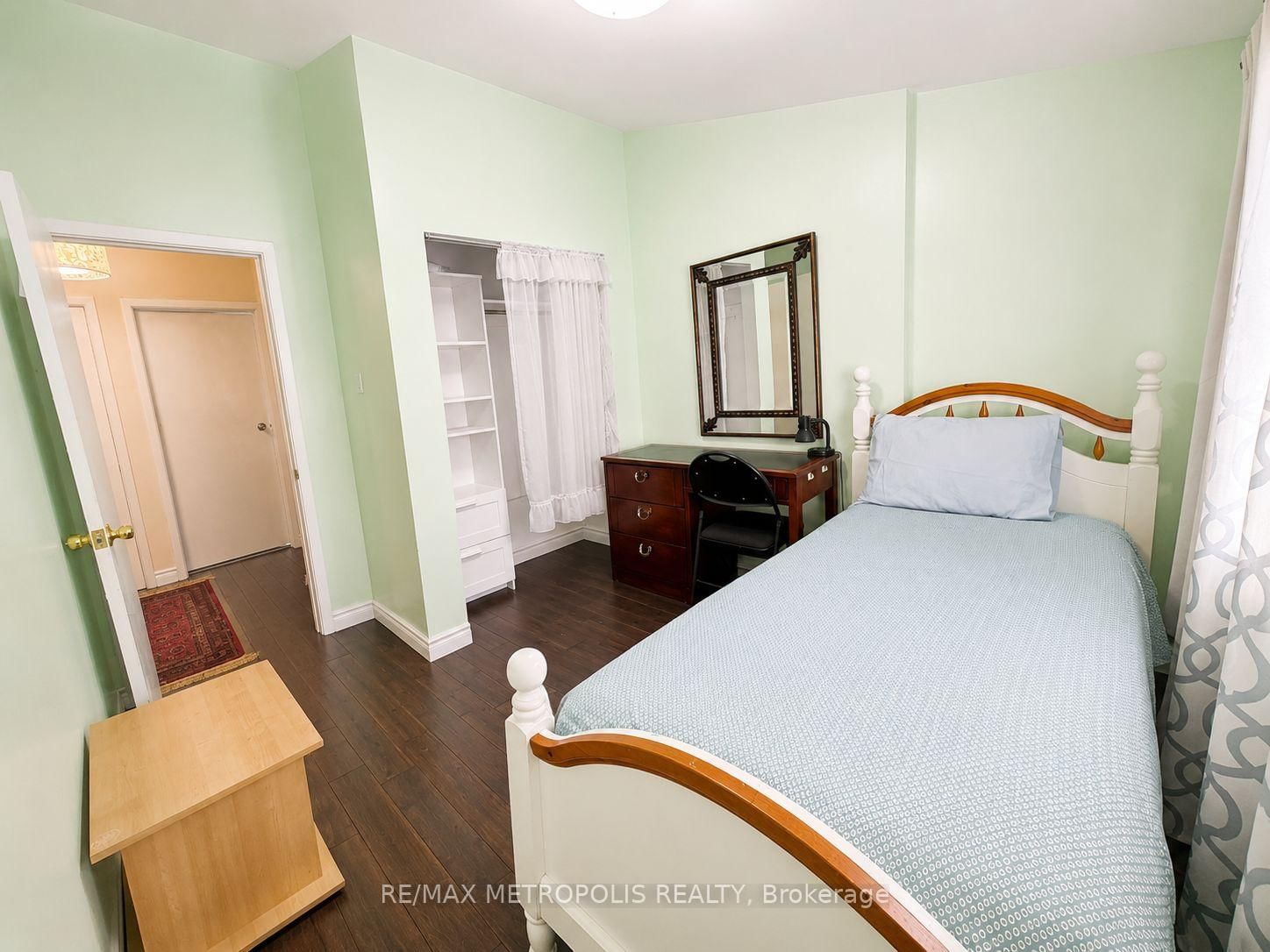 24 Enclave Mews • Toronto, ON photo 8