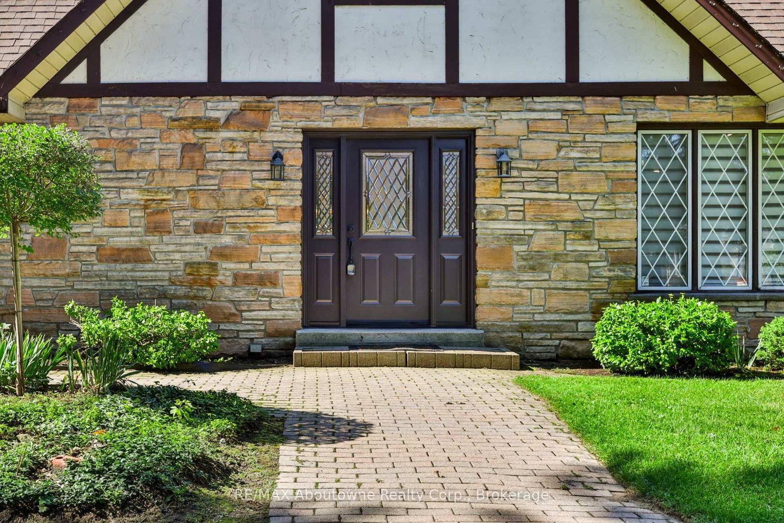 30 Birkbank Drive • Oakville, ON photo 4