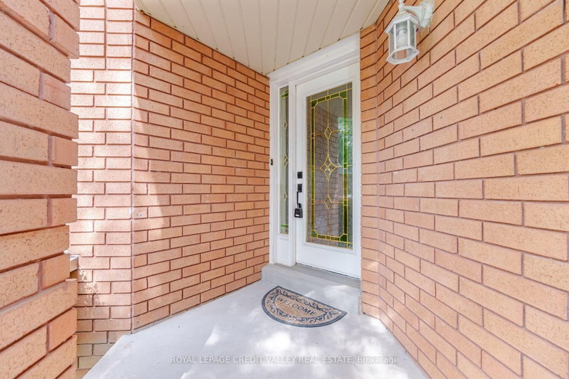 8 Livingston Drive