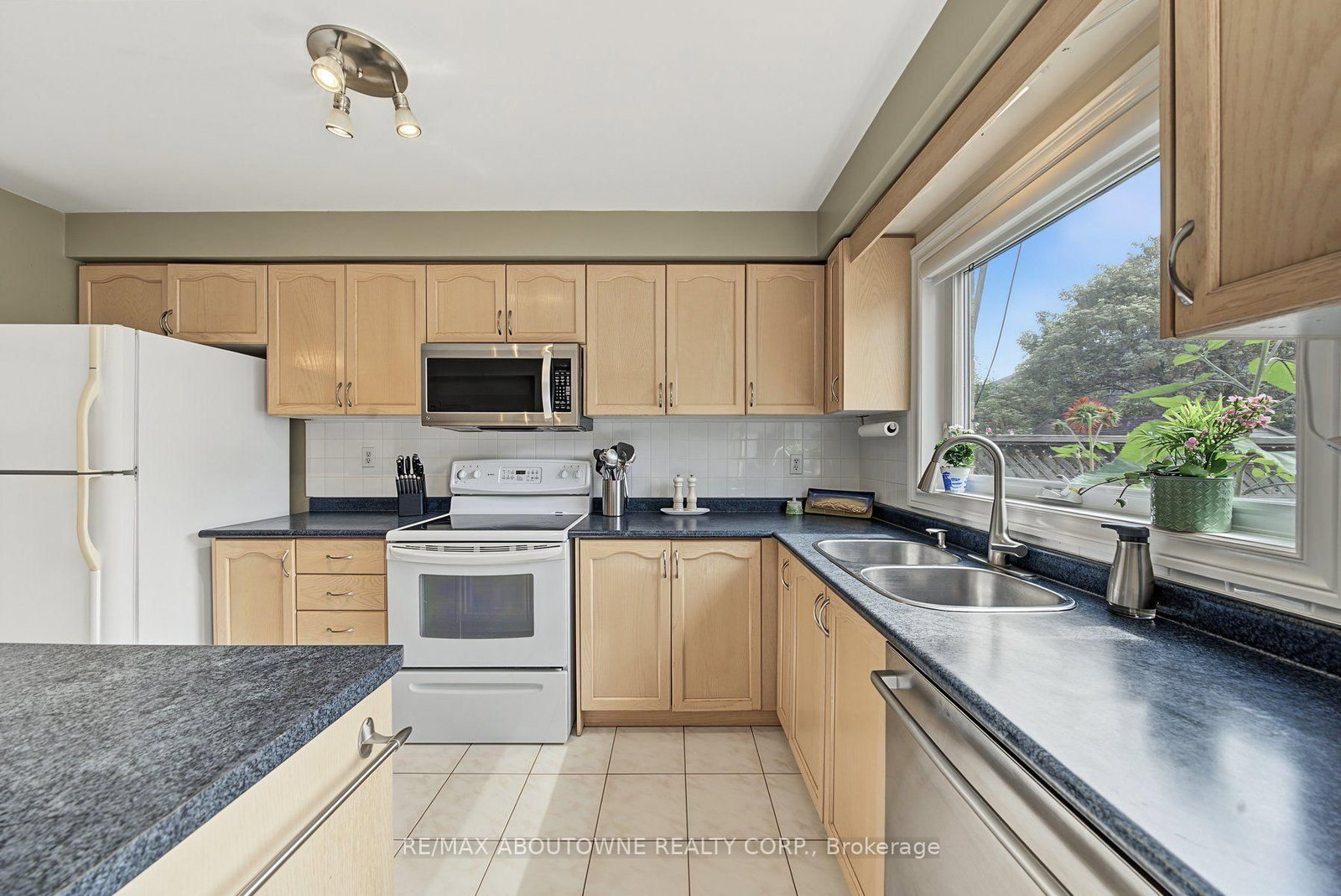 5110 Falconcrest Drive • Burlington, ON photo 13