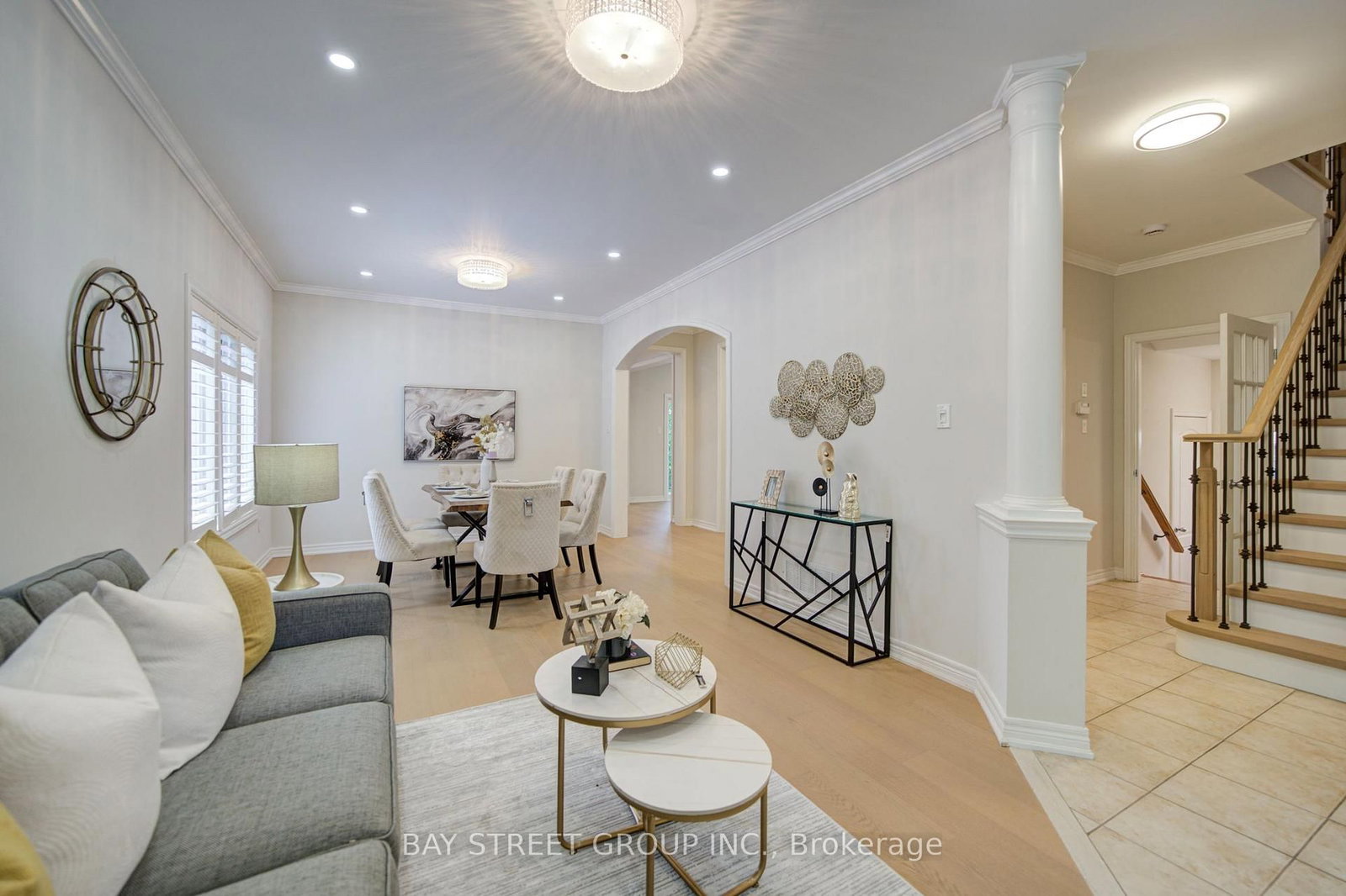 2422 Hertfordshire Way • Oakville, ON photo 4