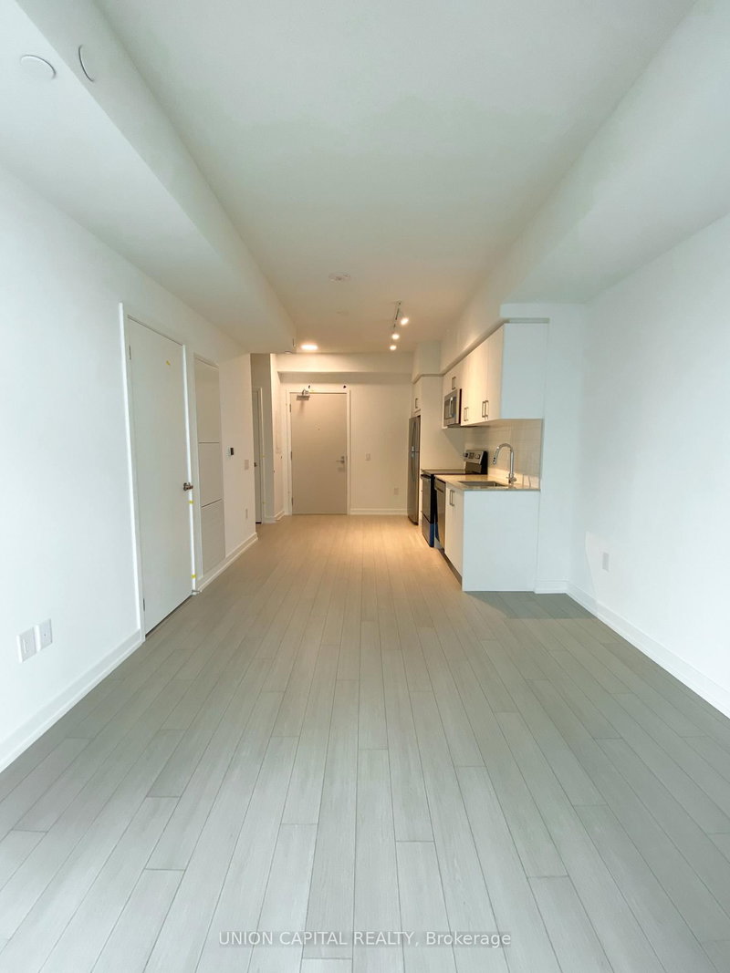 1916 - 4010 Eglinton Avenue W