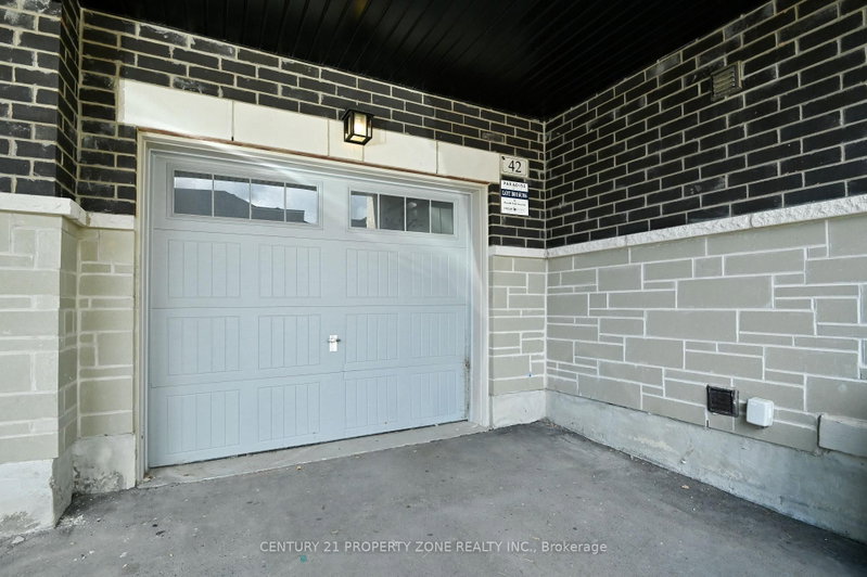42 Donald Ficht Cres photo 4