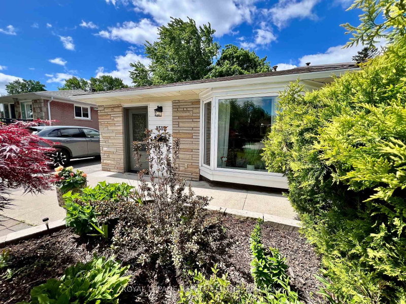 1319 Redbank Crescent