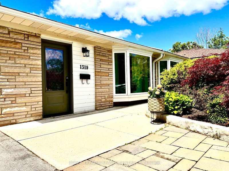 1319 Redbank Crescent