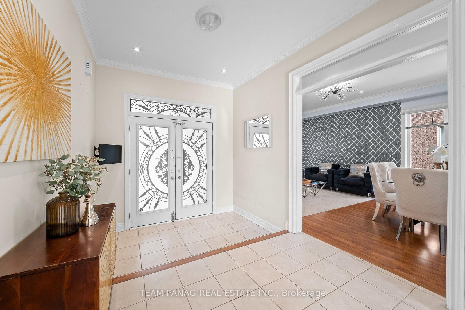 52 Mount Royal Circle • Brampton, ON photo 5