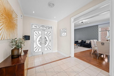 52 Mount Royal Circle • Brampton, ON photo 5