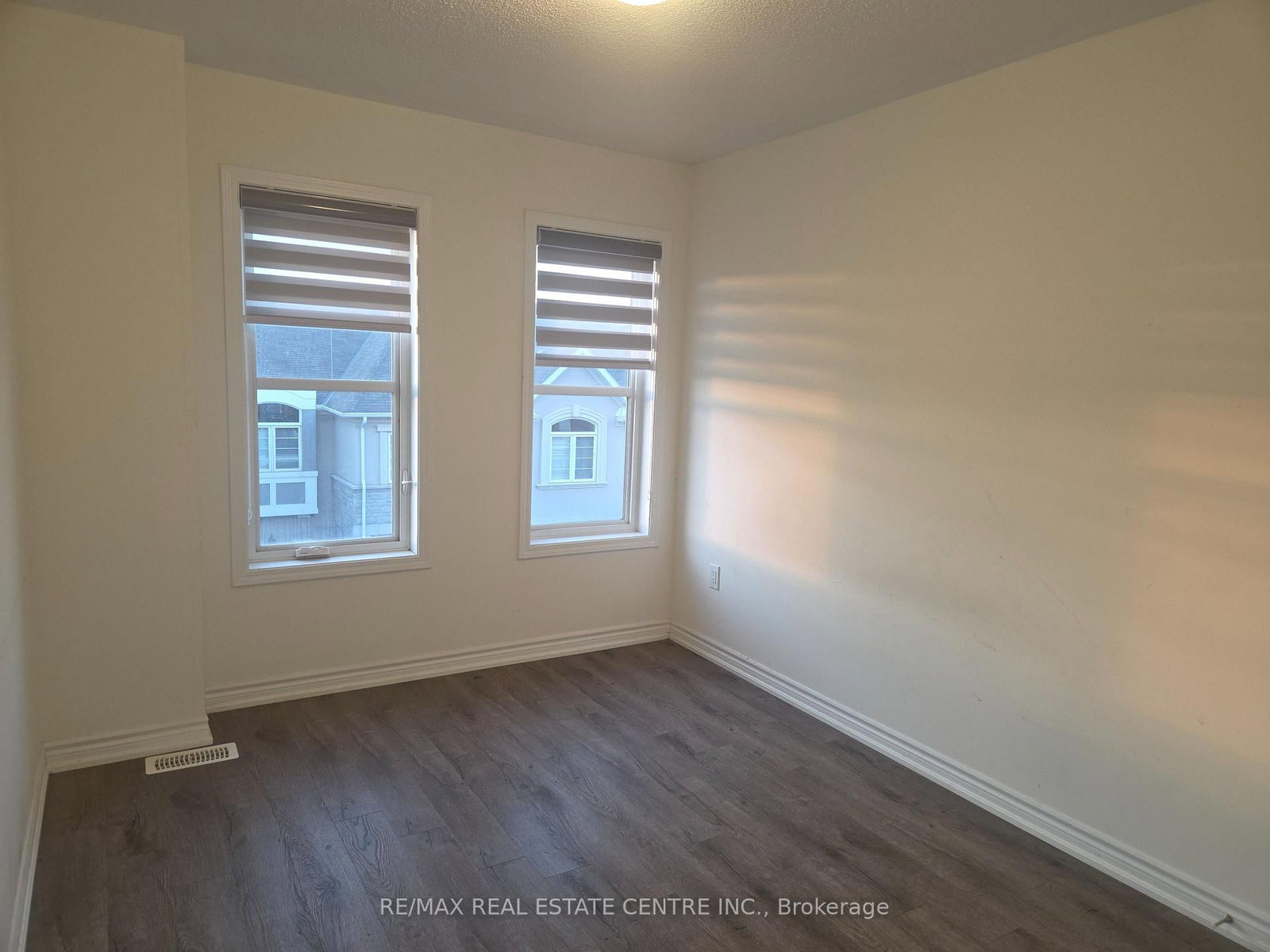 25-975 whitlock Ave, Milton, view 4
