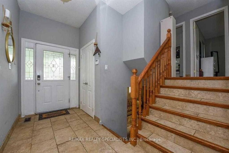 2 Marchbank Cres photo 5