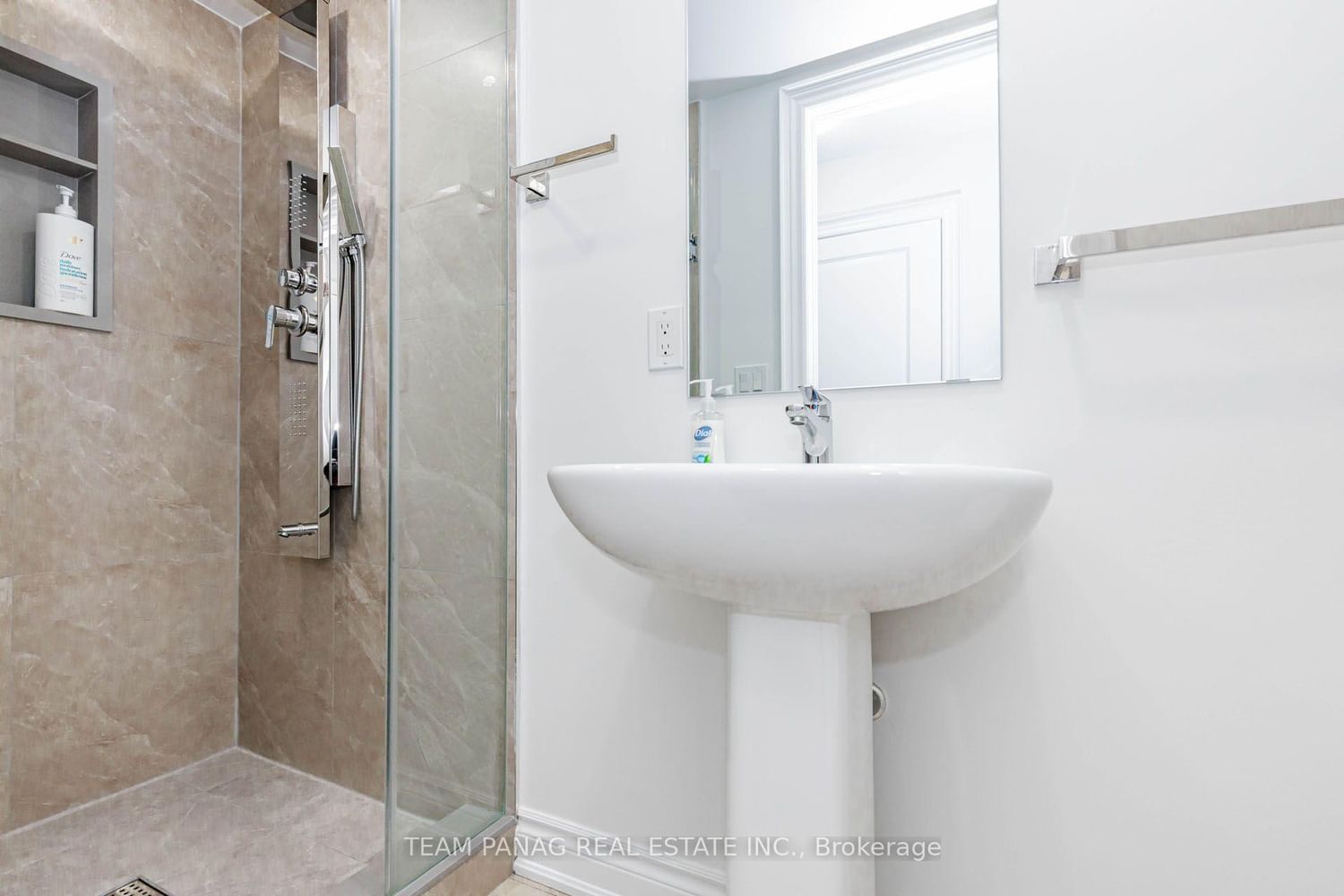 9 Faye Street • Brampton, ON photo 8
