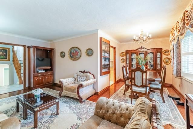 87 Hullmar Drive • Toronto, ON photo 11