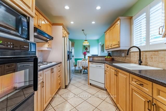 87 Hullmar Drive • Toronto, ON photo 13