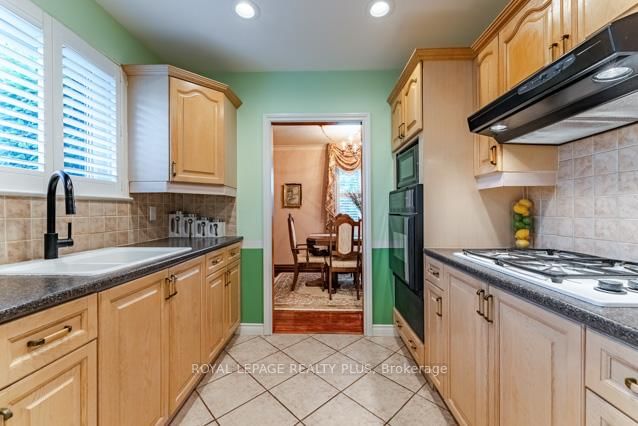 87 Hullmar Drive • Toronto, ON photo 15