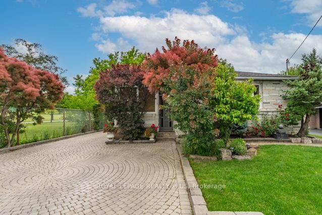 87 Hullmar Drive • Toronto, ON photo 2