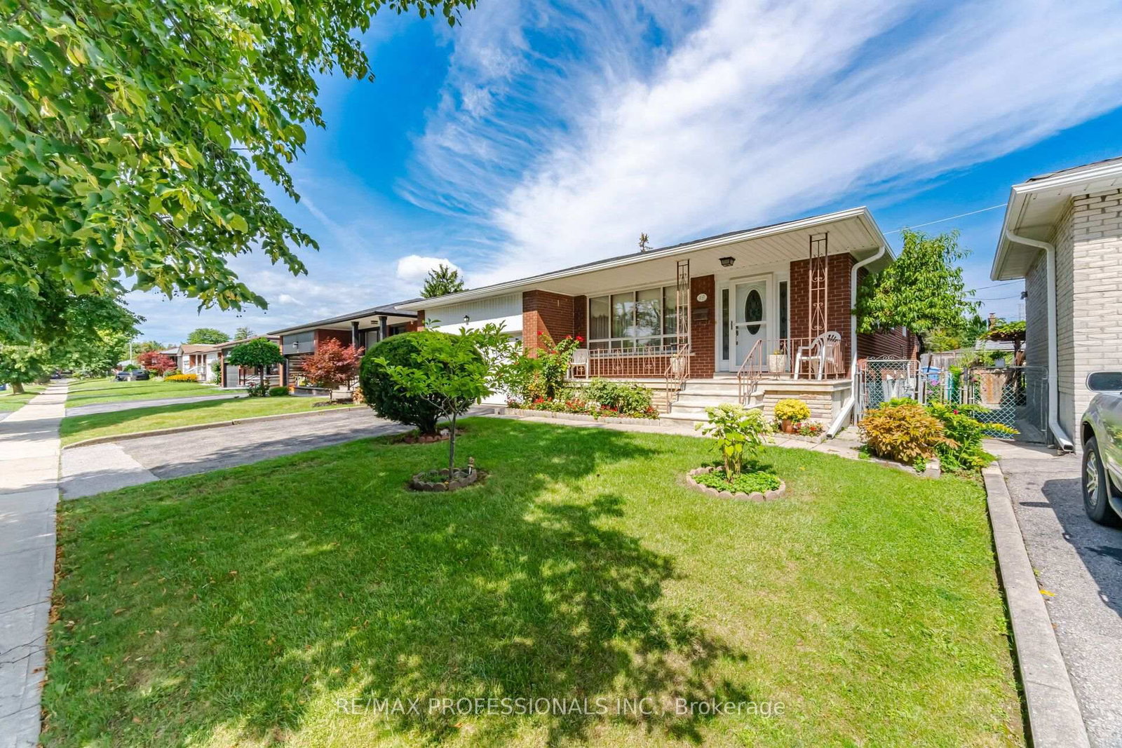 19 Earldown Drive • Toronto, ON photo 2