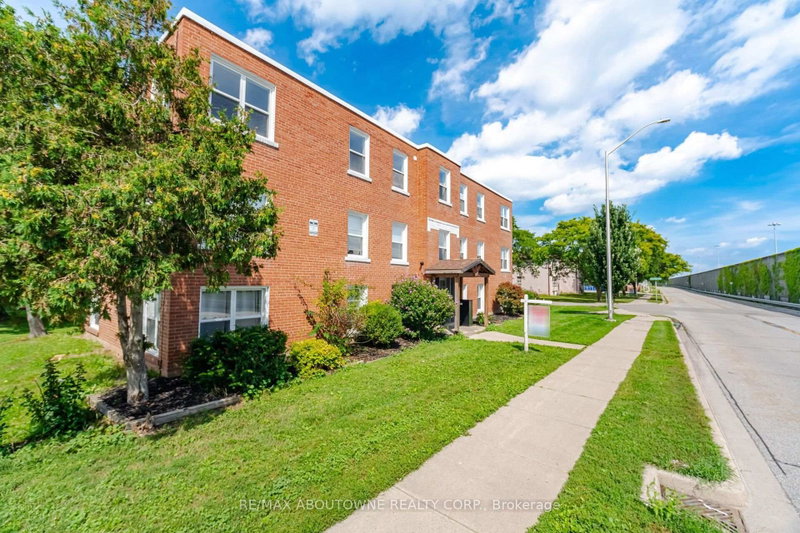 5 - 133 North Service Road E