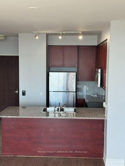 PH09-339 Rathburn Rd, Mississauga, view 10
