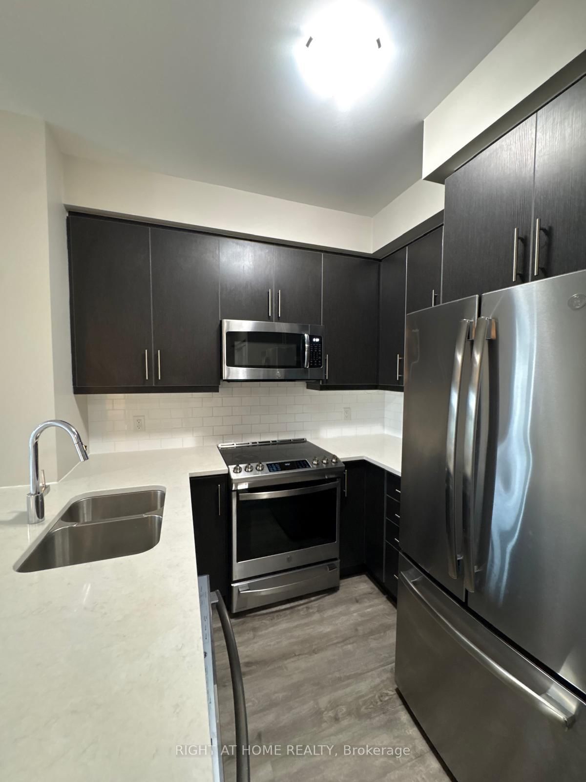 128 Grovewood Common • #405 • Oakville, ON photo 8