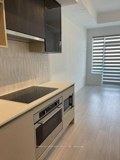 395 Dundas Street W