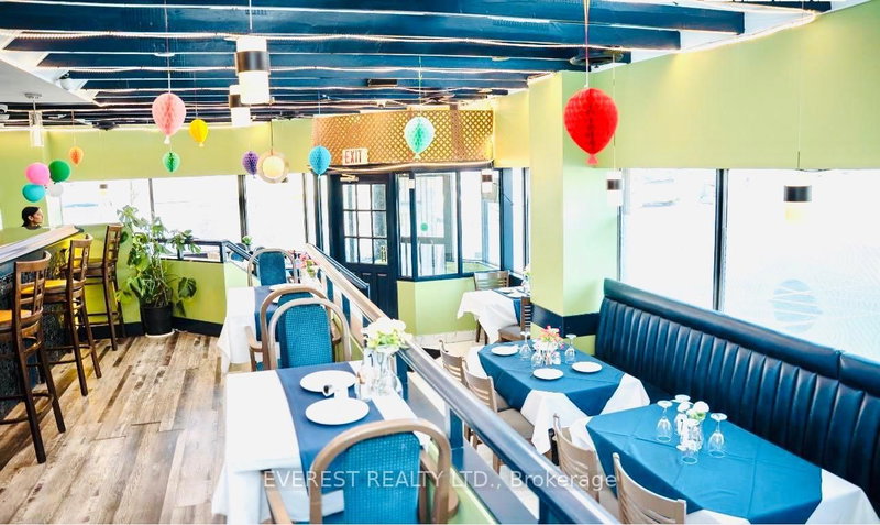 148 Queen St E photo 5
