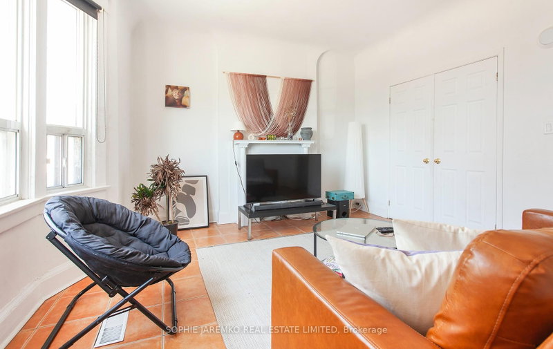 2102A Dundas Street W